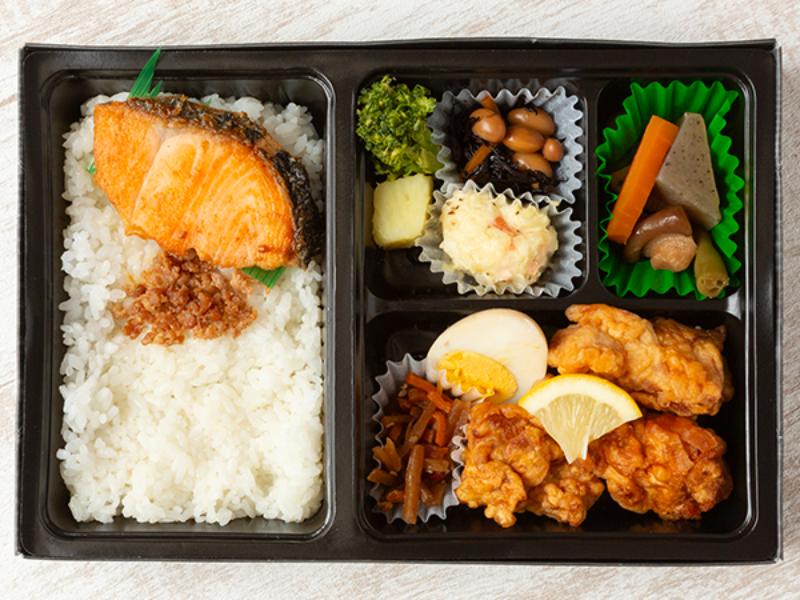鮭の塩焼きと唐揚げ弁当