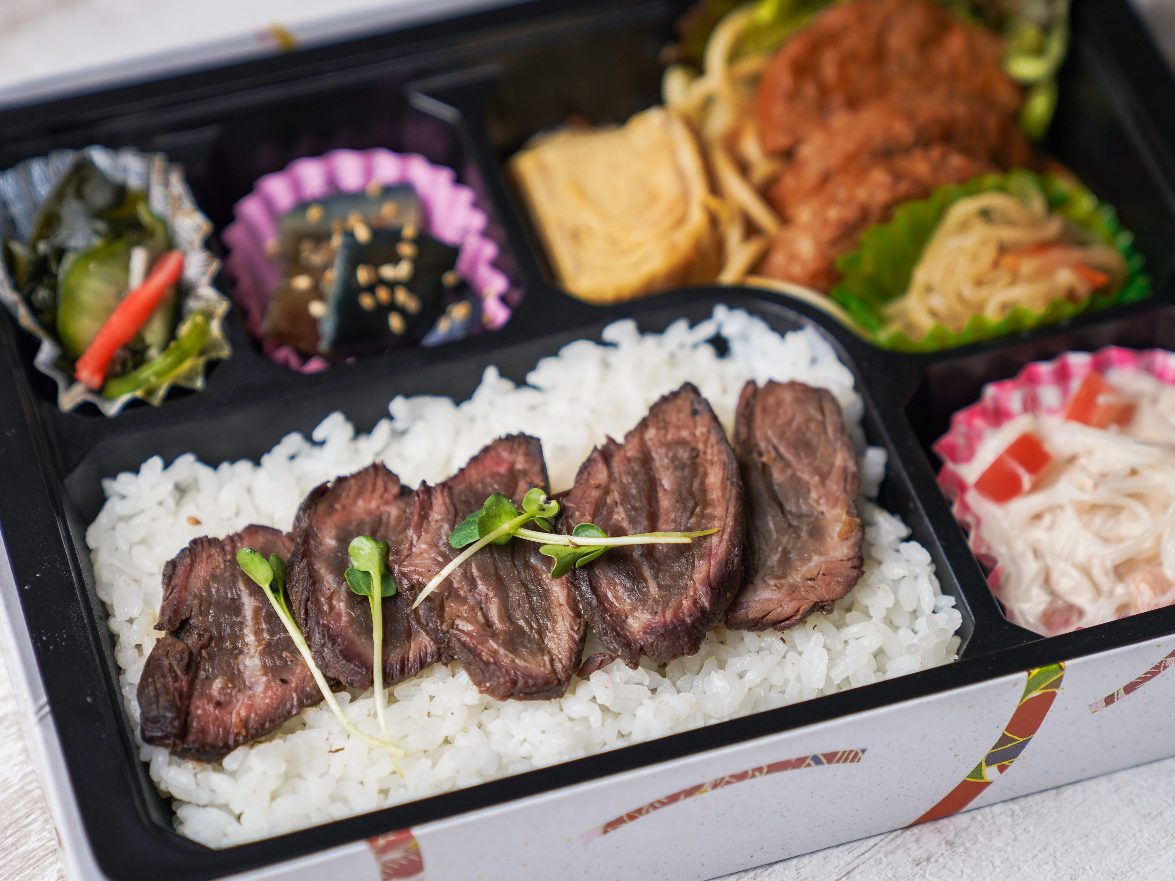 ハラミとハンバーグ弁当