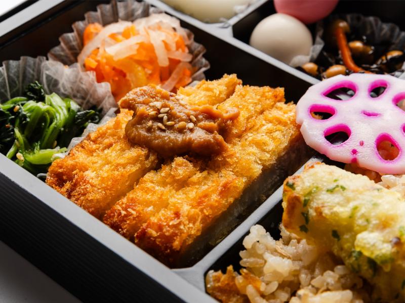 ２種ごはんと自家製みそだれのロースかつ弁当