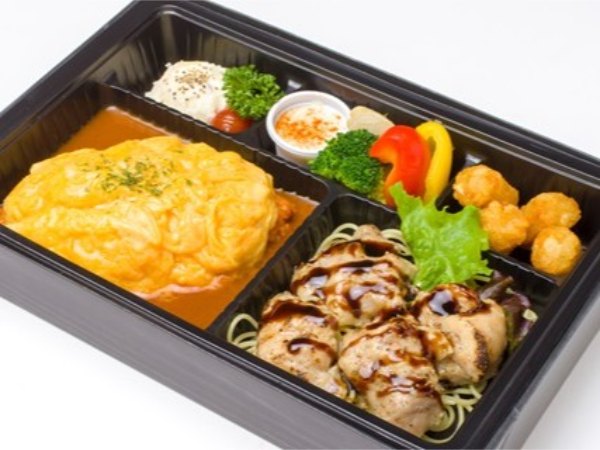 ふわトロ卵とたっぷり牛肉のオムライス 若鶏の炭火ロースト添え
