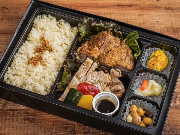 焦がし玉ねぎだれのポークソテーとスパイシーチキンBOX