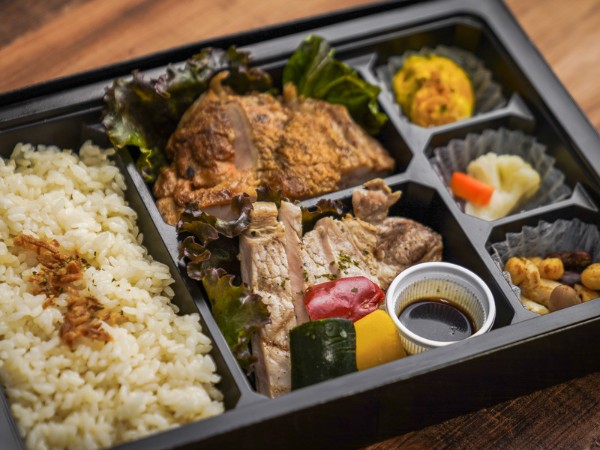 焦がし玉ねぎだれのポークソテーとスパイシーチキンBOX
