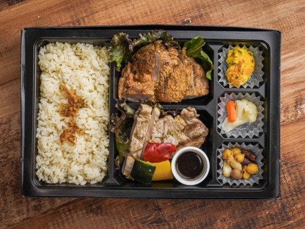 焦がし玉ねぎだれのポークソテーとスパイシーチキンBOX