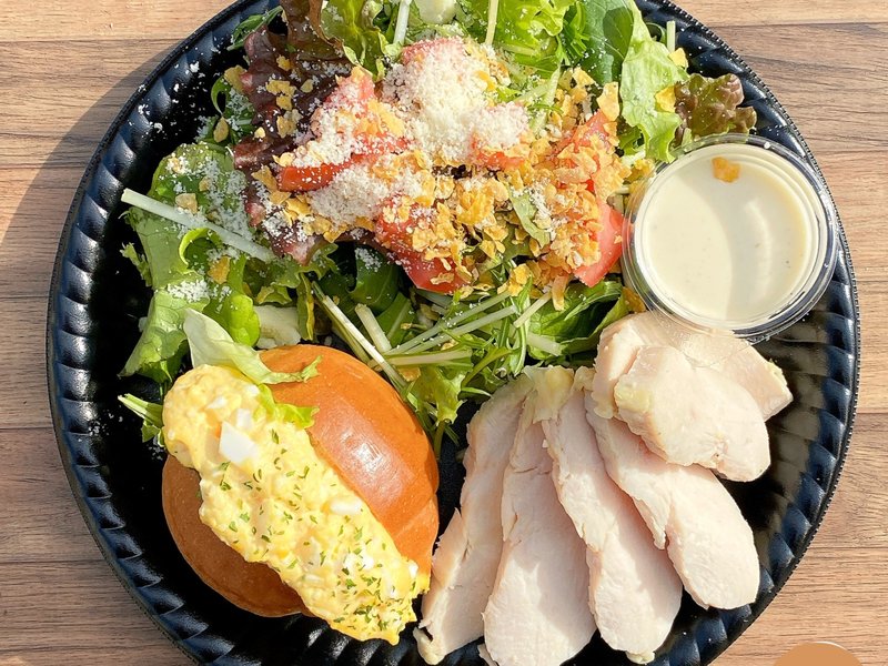【たっぷりサラダとサンド】低温調理チキン×シーザーサラダ×玉子サンド