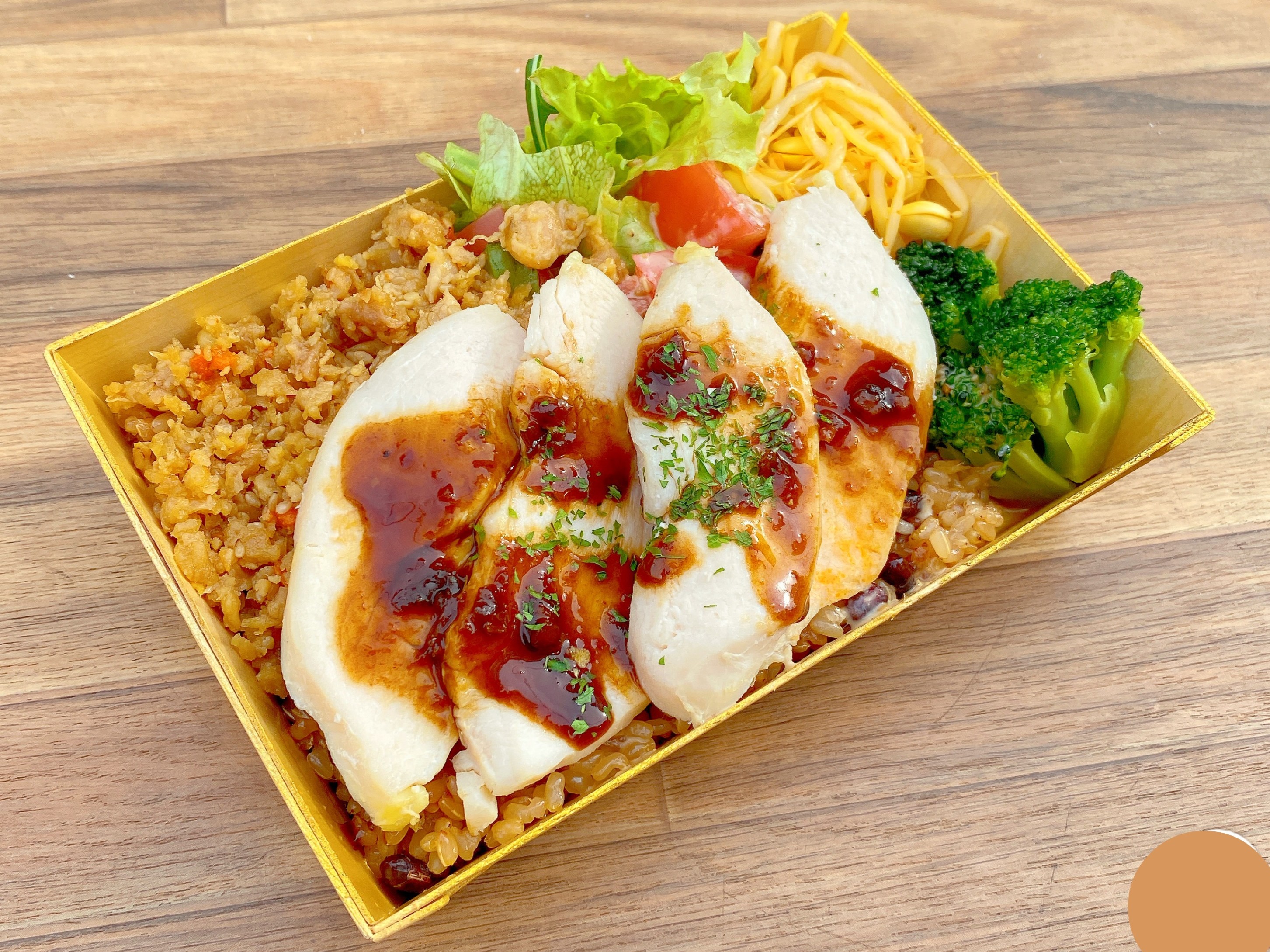 【酵素玄米和み 彩弁当】低温調理やわらかむね肉～さっぱりシャリアピンソース～