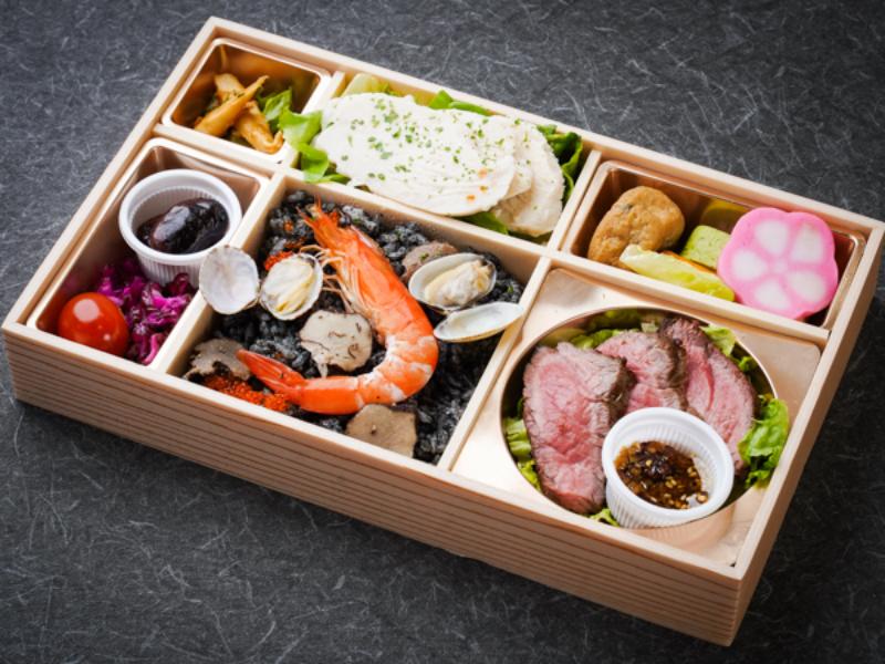 牛ランプステーキとチキンブレストのイカスミパエリアトリュフ弁当