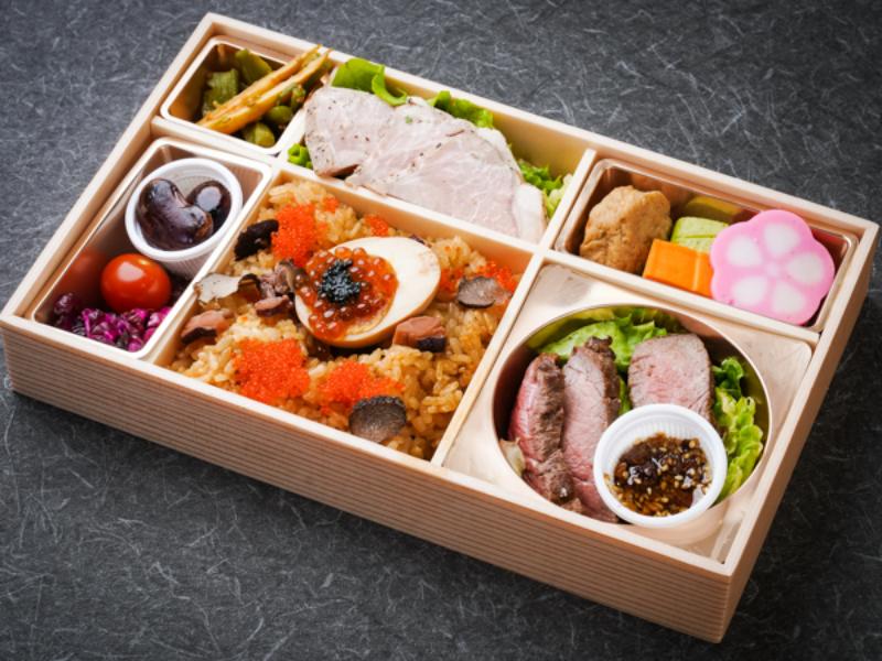熟成牛ランプステーキと口溶けローストポークのトリュフ蛸飯卵卵弁当