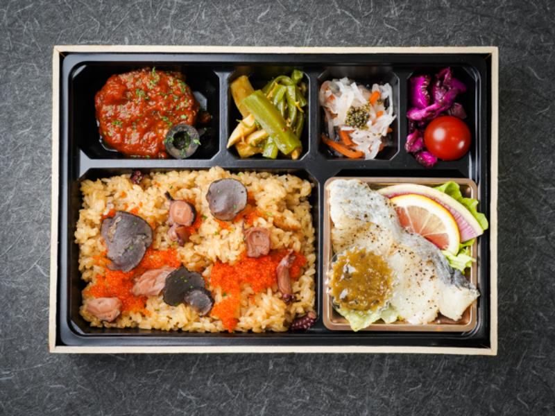 自家製ソースのグリルトマトバーグとホキ魚岩塩焼きのトリュフ蛸飯弁当