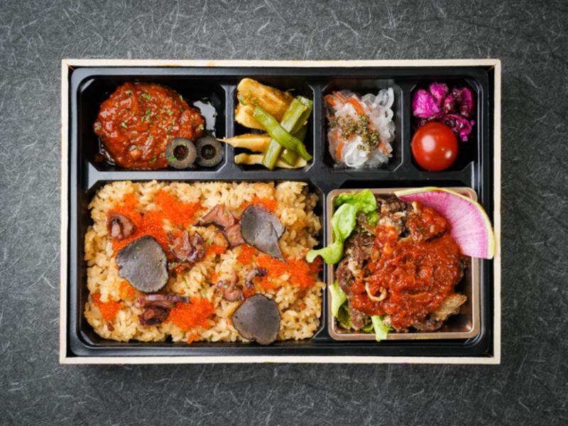 自家製ソースのグリルトマトバーグと熟成牛バラのトマト好き焼きのトリュフ蛸飯弁当
