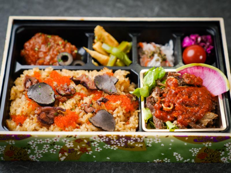 自家製ソースのグリルトマトバーグと熟成牛バラのトマト好き焼きのトリュフ蛸飯弁当