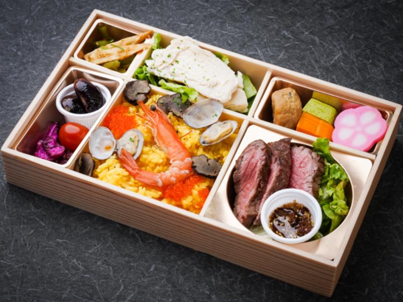 牛ランプステーキとチキンブレストの海鮮パエリアトリュフ弁当