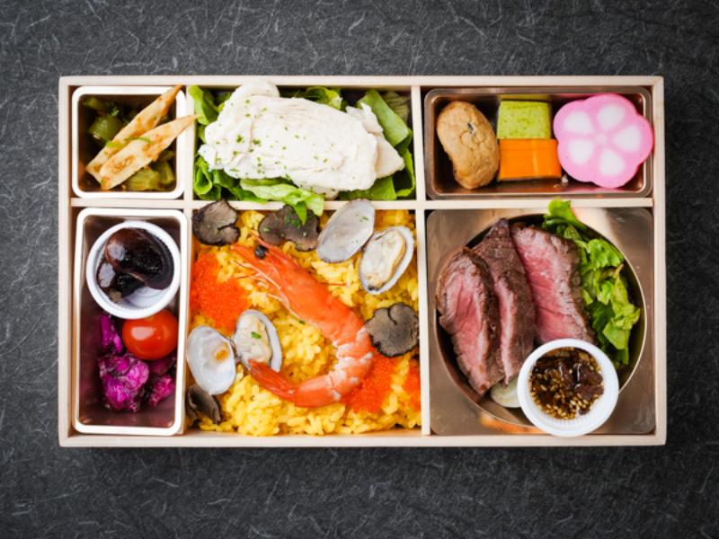 牛ランプステーキとチキンブレストの海鮮パエリアトリュフ弁当