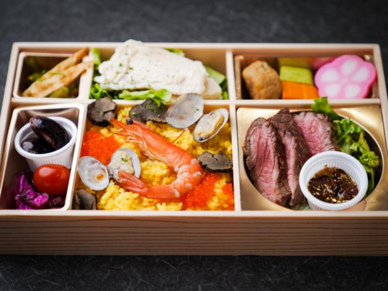 牛ランプステーキとチキンブレストの海鮮パエリアトリュフ弁当