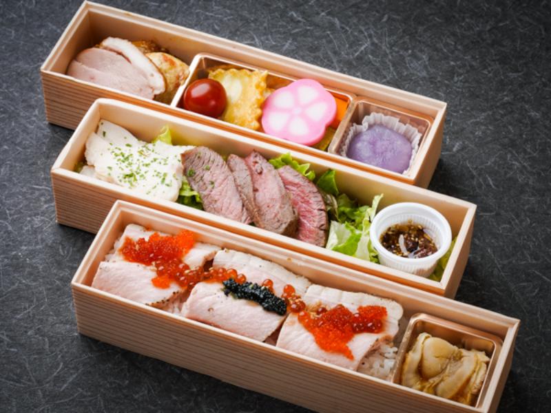 熟成牛ランプSと口溶けRポークとTチキンブレストの赤酢トリュフ寿司重