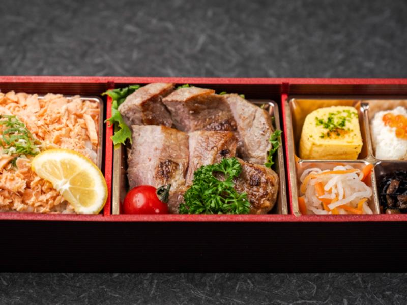 自家製鮭のほぐしと厳選牛ステーキ御膳