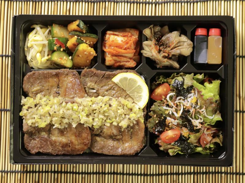 塩ダレ牛タンとからすみしらすサラダ弁当