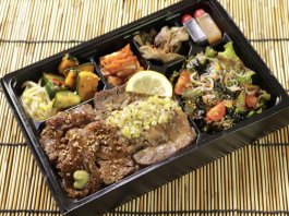 一塊之肉とからすみしらすサラダ弁当