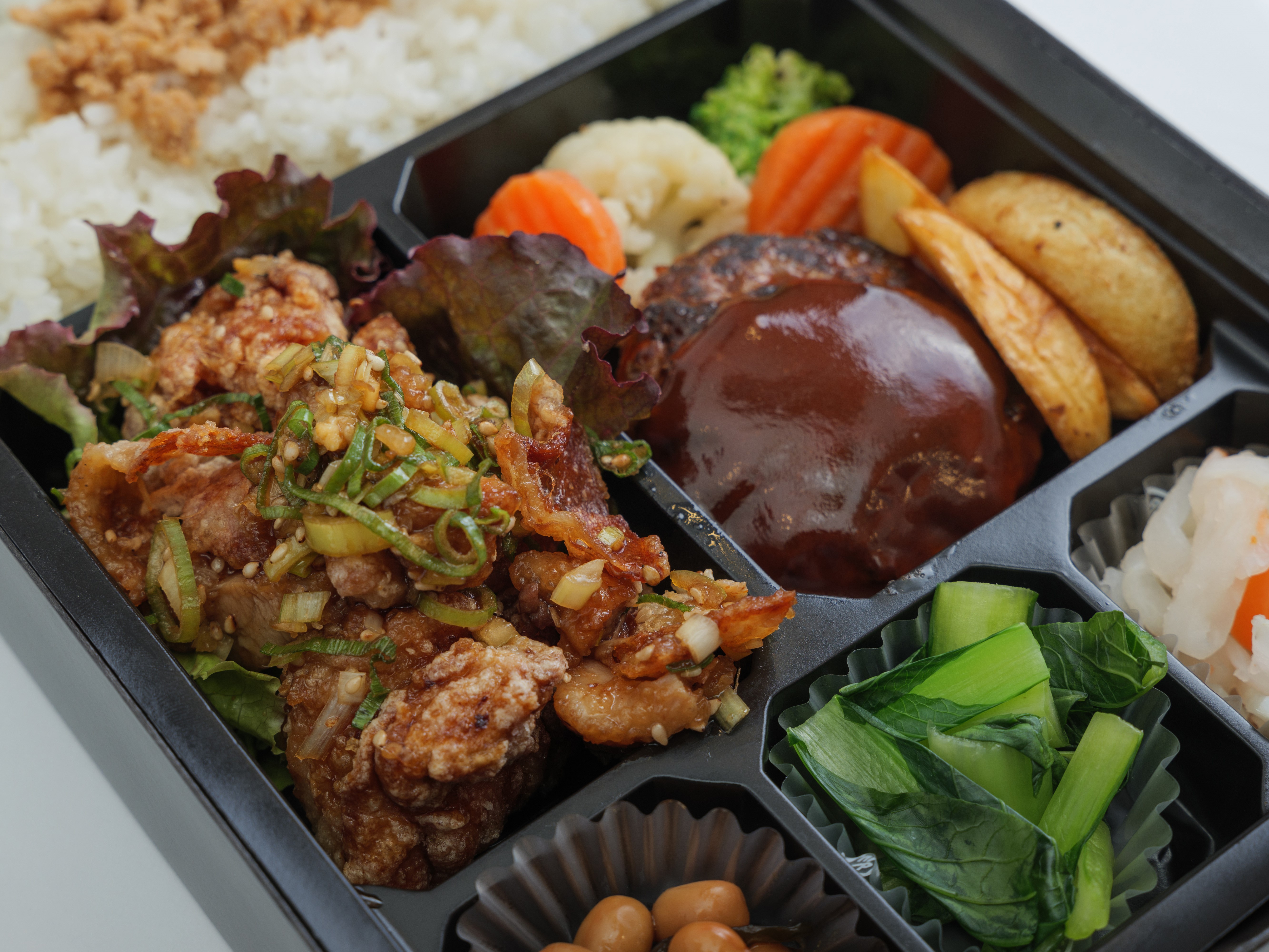 油淋鶏＆牛タンハンバーグ弁当