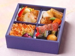 ローストビーフと桜海老御飯のお弁当（500mlペット緑茶付き）【3月～5月】