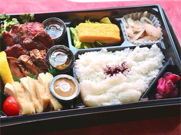 黒毛和牛と特製ダレの牛タンと蒸鳥MIX弁当