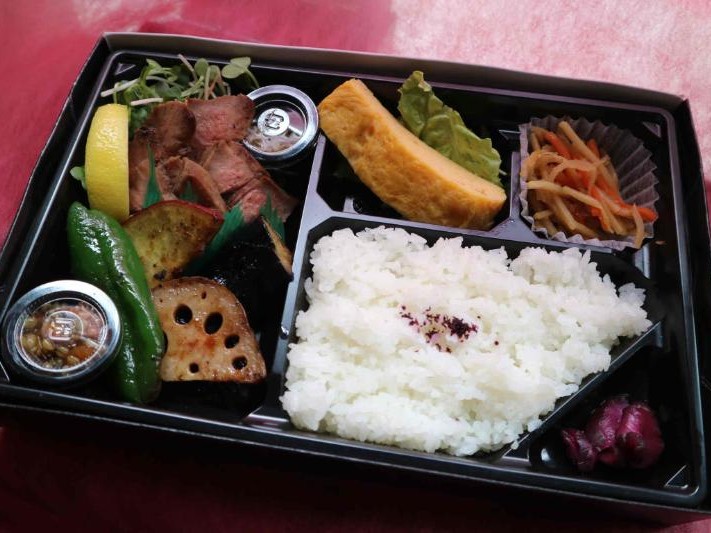 【新商品】特性塩だれの牛タンステーキと季節の焼き野菜弁当