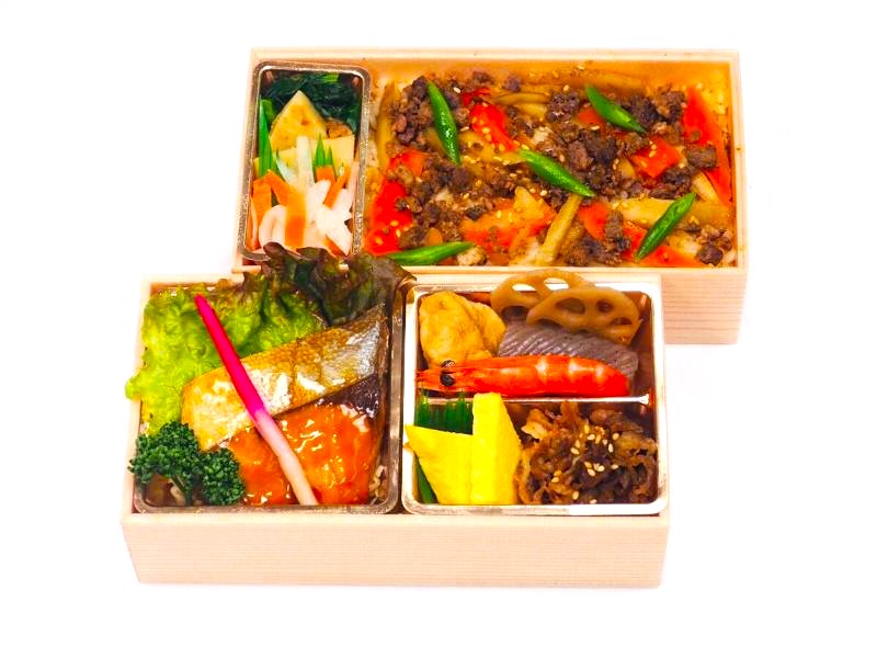 天然鰤の照り焼きと和牛そぼろの五目飯二段御膳