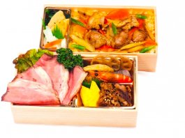 黒毛和牛ローストビーフと地鶏の五目飯二段御膳