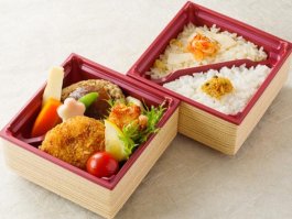 豆腐ハンバーグと湯葉男爵コロッケの二段弁当