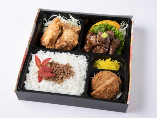 サイコロステーキ・鶏の唐揚げ・メンチカツの牛そぼろ重
