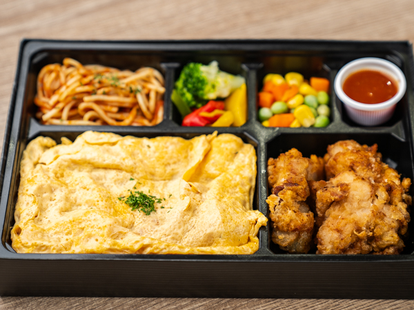 オムライスと唐揚げ弁当