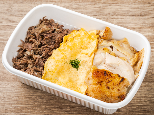 国産牛しぐれとチキングリルの3色オムライス丼