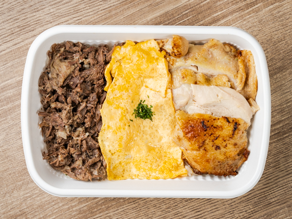 国産牛しぐれとチキングリルの3色オムライス丼