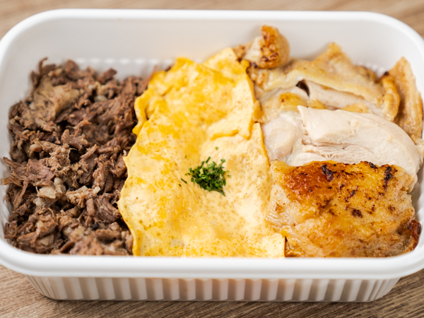 国産牛しぐれとチキングリルの3色オムライス丼