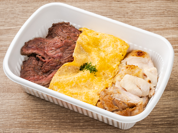 国産牛ステーキとチキングリルの3色オムライス丼