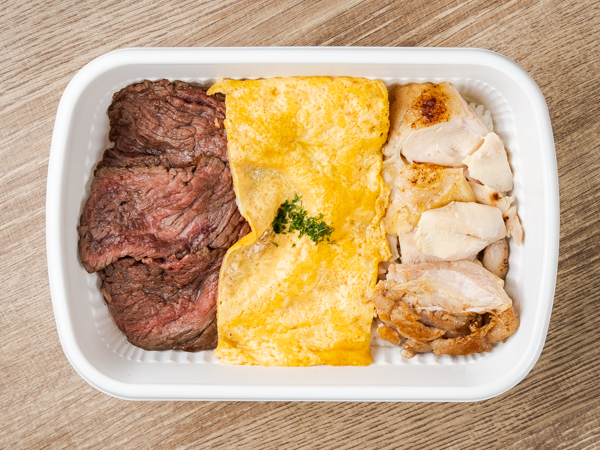 国産牛ステーキとチキングリルの3色オムライス丼