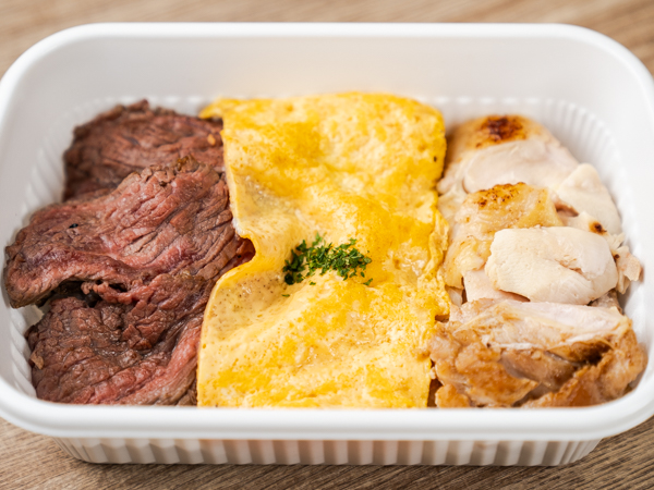国産牛ステーキとチキングリルの3色オムライス丼