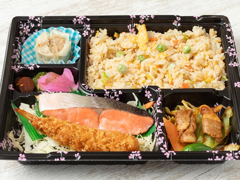 焼き鮭とエビフライ＆旬の野菜炒め弁当