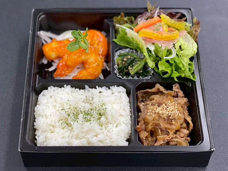牛焼肉＆生ハムサラダ＆エビチリお弁当