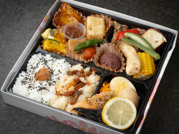 コアラ亭特製 厚切りサーモンと旬野菜のグリル弁当