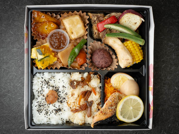 コアラ亭特製 厚切りサーモンと旬野菜のグリル弁当