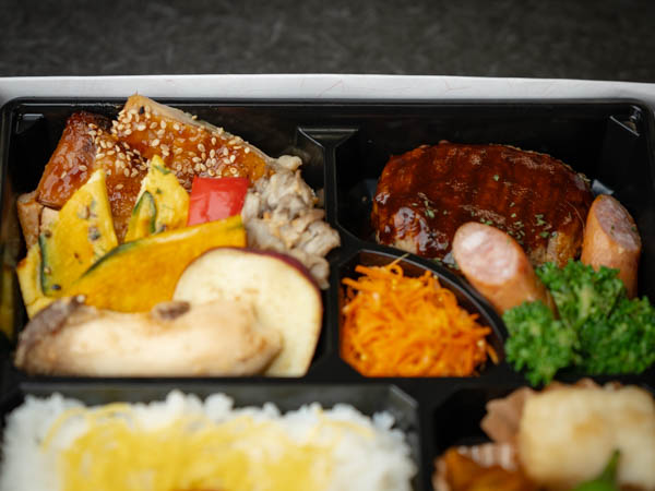 コアラ亭特製　肉の旨味あふれる Wメインと旬野菜のグリル弁当