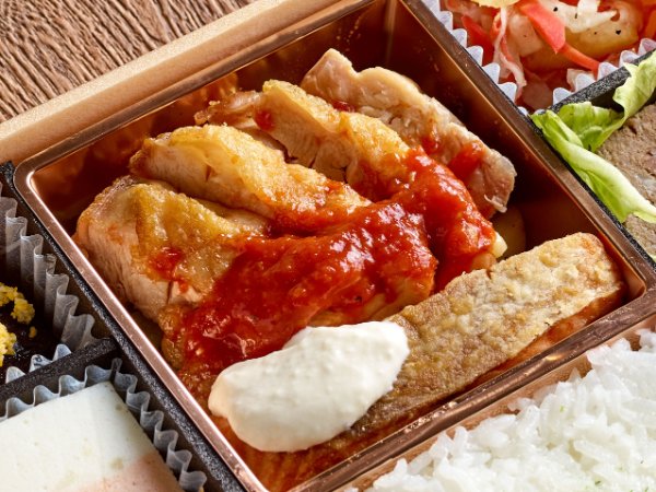チキングリルとサーモンムニエル弁当