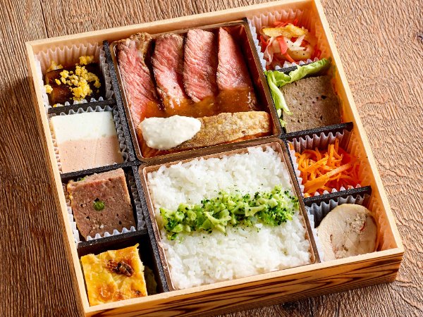 サーロインステーキとサーモンムニエル弁当