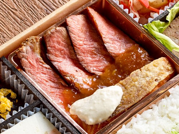 サーロインステーキとサーモンムニエル弁当