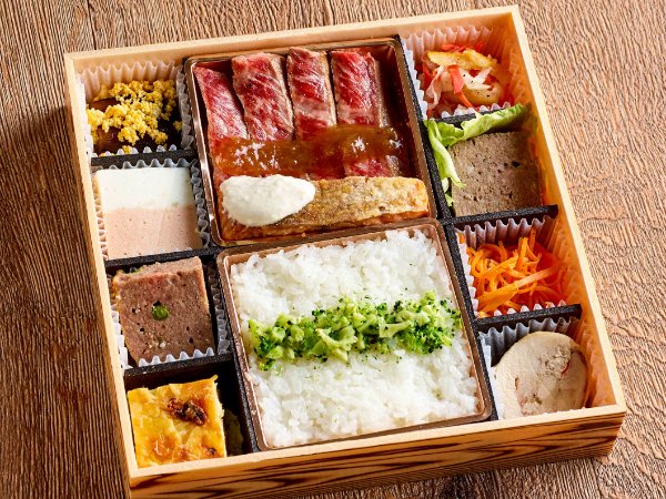 A4和牛赤身ステーキとサーモンムニエル弁当