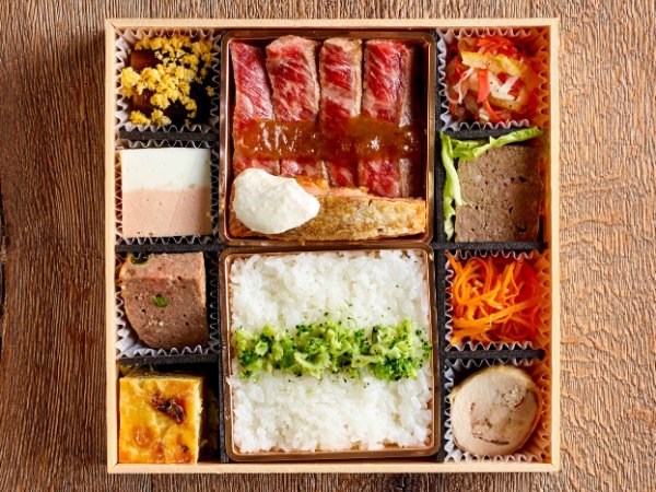 A4和牛赤身ステーキとサーモンムニエル弁当