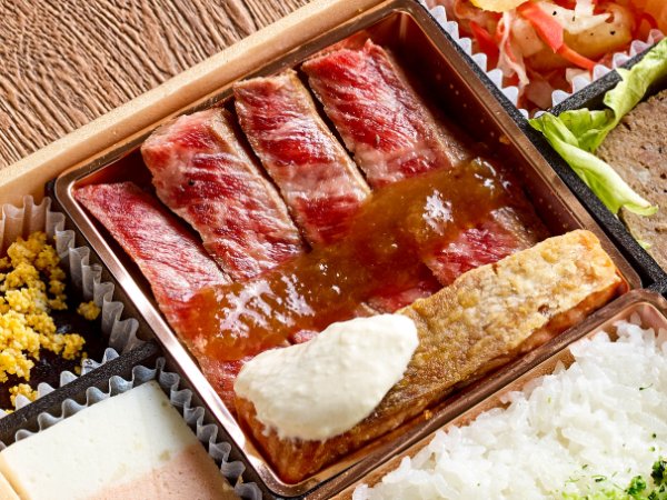 A4和牛赤身ステーキとサーモンムニエル弁当
