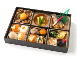 「８種の手毬寿司贅沢御膳」和牛卵黄のせと鰆西京焼き［54］