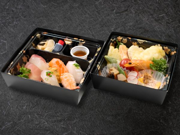 握り寿司と穴子天ぷら入り二段重