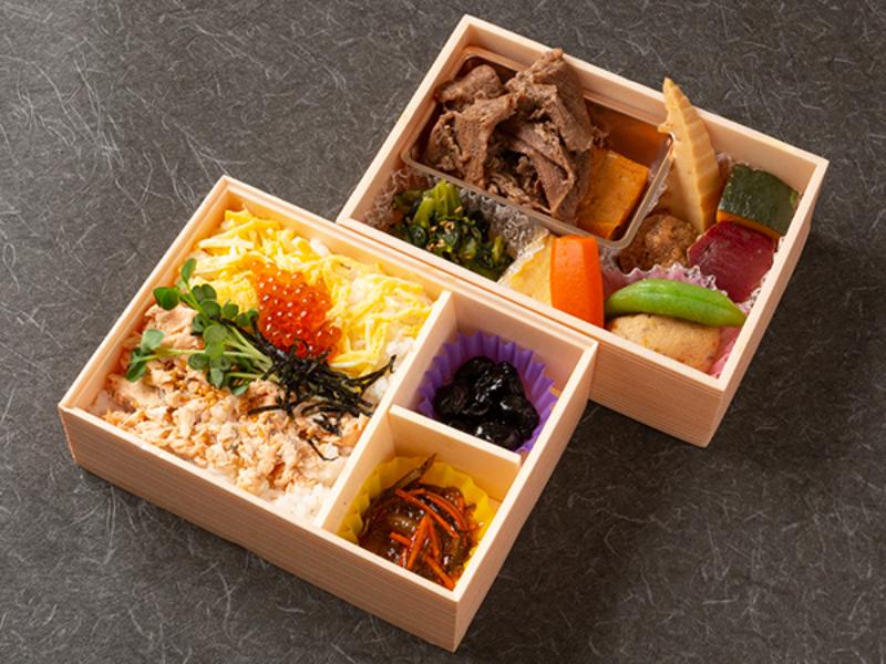 牛すき焼き二段御膳　ほぐしシャケとイクラご飯